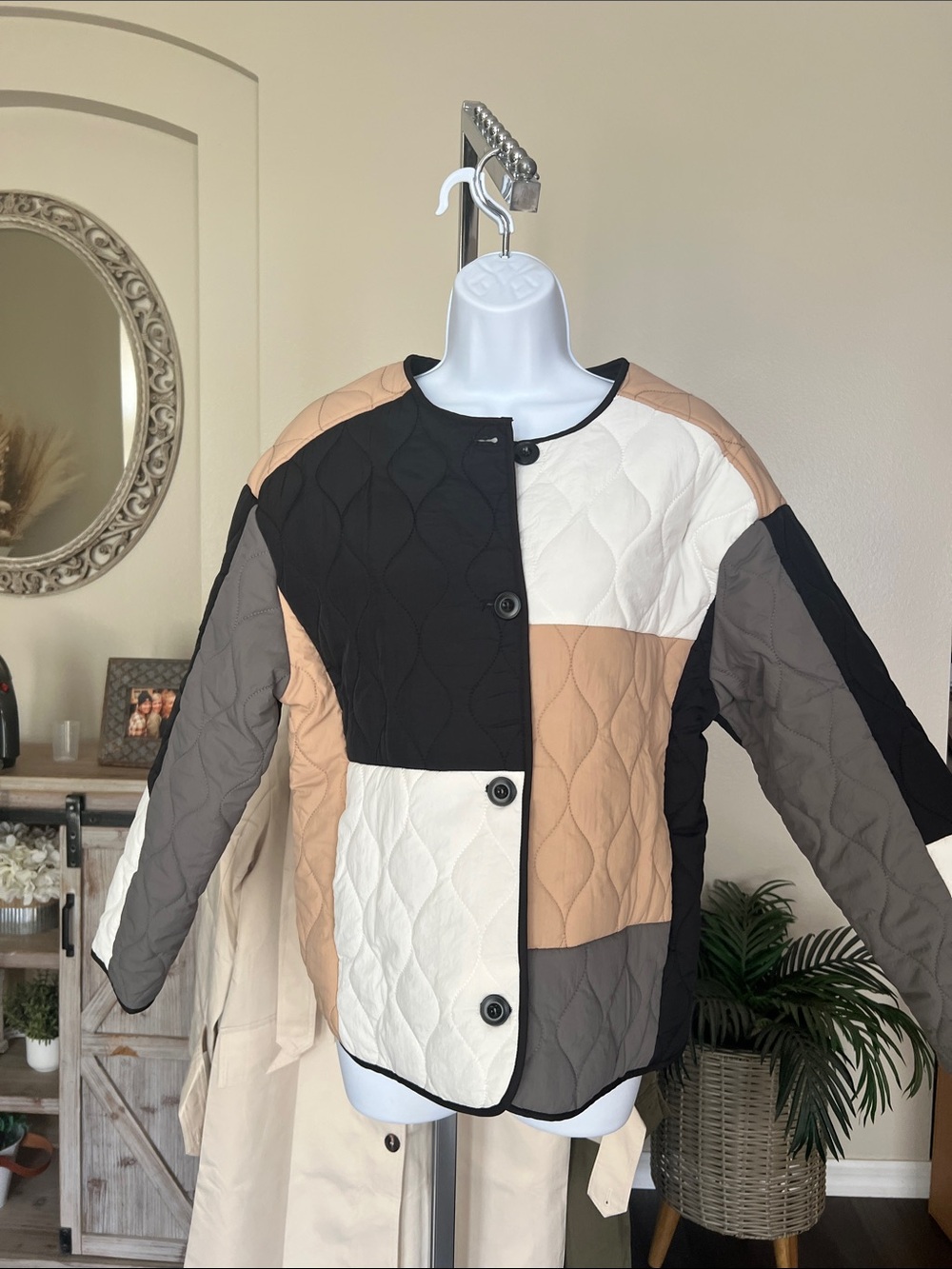 Amazon Colorblock Quilted Puffer Jacket in Black, Cream & Tan size small